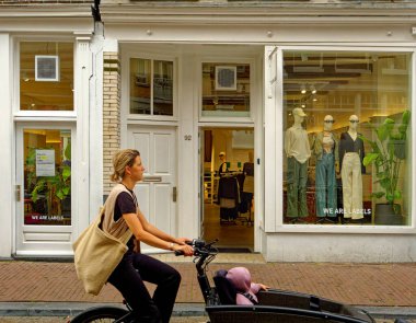 AMSTERDAM, NETHERLANDS - 24 Ağustos 2023: Amsterdam, sanatsal mirası, ayrıntılı kanal sistemi ve dar cepheli evleri ile bilinen Hollanda başkentidir..