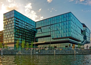 AMSTERDAM, NETHERLANDS - 24 Ağustos 2023: Amsterdam, sanatsal mirası, ayrıntılı kanal sistemi ve dar cepheli evleri ile bilinen Hollanda başkentidir..