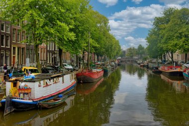 AMSTERDAM, NETHERLANDS - 24 Ağustos 2023: Amsterdam, sanatsal mirası, ayrıntılı kanal sistemi ve dar cepheli evleri ile bilinen Hollanda başkentidir..