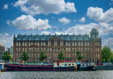 AMSTERDAM, NETHERLANDS - 24 Ağustos 2023: Amsterdam, sanatsal mirası, ayrıntılı kanal sistemi ve dar cepheli evleri ile bilinen Hollanda başkentidir..