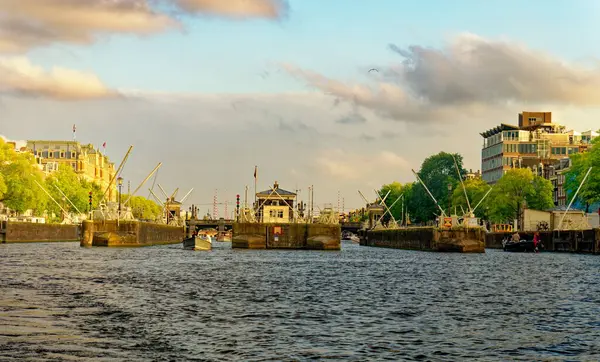 AMSTERDAM, NETHERLANDS - 9 Eylül 2023: Amsterdam, sanatsal mirası, ayrıntılı kanal sistemi ve dar cepheli evleri ile bilinen Hollanda başkentidir..