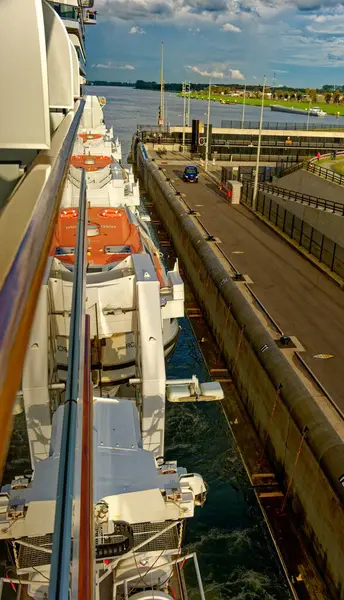 AMSTERDAM, NETHERLANDS - 24 Ağustos 2023: Amsterdam, sanatsal mirası, ayrıntılı kanal sistemi ve dar cepheli evleri ile bilinen Hollanda başkentidir..