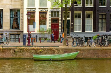 AMSTERDAM, NETHERLANDS - 24 Ağustos 2023: Amsterdam, sanatsal mirası, ayrıntılı kanal sistemi ve dar cepheli evleri ile bilinen Hollanda başkentidir..