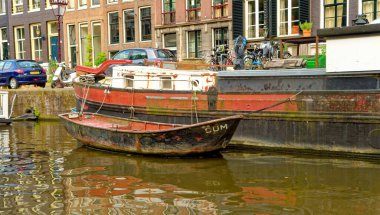 AMSTERDAM, NETHERLANDS - 24 Ağustos 2023: Amsterdam, sanatsal mirası, ayrıntılı kanal sistemi ve dar cepheli evleri ile bilinen Hollanda başkentidir..