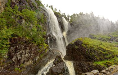 BERGEN, NORway - 28 Ağustos 2023: Norveç 'in batı kıyısındaki Bergen yedi dağlık şehir olarak bilinir. Norveç 'in en işlek limanıdır ve yılda yaklaşık 500 bin yolcusu vardır.