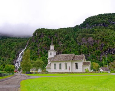 BERGEN, NORway - 28 Ağustos 2023: Norveç 'in batı kıyısındaki Bergen yedi dağlık şehir olarak bilinir. Norveç 'in en işlek limanıdır ve yılda yaklaşık 500 bin yolcusu vardır.