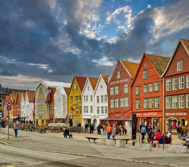 BERGEN, NORway - 28 Ağustos 2023: Norveç 'in batı kıyısındaki Bergen yedi dağlık şehir olarak bilinir. Norveç 'in en işlek limanıdır ve yılda yaklaşık 500 bin yolcusu vardır.