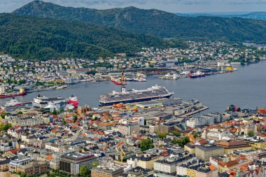 BERGEN, NORway - 28 Ağustos 2023: Norveç 'in batı kıyısındaki Bergen yedi dağlık şehir olarak bilinir. Norveç 'in en işlek limanıdır ve yılda yaklaşık 500 bin yolcusu vardır.