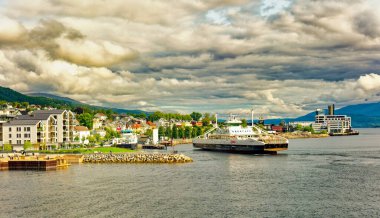 MOLDE, NORway - 29 Ağustos 2023: Molde bölgenin en büyük ticari alanıdır. Avrupa 'nın en büyük turist ve yolcu gemisi merkezlerinden biridir ve Avrupa' nın en büyük ve en eski caz festivallerinden birine ev sahipliği yapmaktadır.