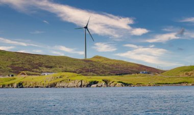 İskoçya 'nın Shetland Adaları Sahili' nde Rüzgar Türbini