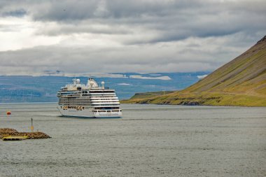 ISAFJORDUR, ICELAND - 1 Eylül 2023: İzlanda sanayii ekonomik faaliyetin 25 'i iken, hizmetler 70' e yakın. Turizm sektörü, özellikle eko-turizm ve balina izleme alanlarında büyüyor.