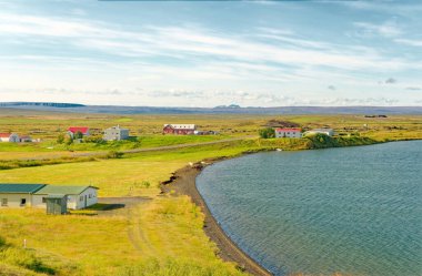 AKUREYRI, ICELAND - 31 Ağustos 2023: İzlanda sanayii ekonomik faaliyetin 25 'i iken, hizmetler 70' e yakın. Turizm sektörü, özellikle eko-turizm ve balina izleme alanlarında büyüyor.