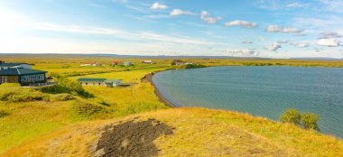 AKUREYRI, ICELAND - 31 Ağustos 2023: İzlanda sanayii ekonomik faaliyetin 25 'i iken, hizmetler 70' e yakın. Turizm sektörü, özellikle eko-turizm ve balina izleme alanlarında büyüyor.