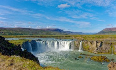 AKUREYRI, ICELAND - 31 Ağustos 2023: İzlanda sanayii ekonomik faaliyetin 25 'i iken, hizmetler 70' e yakın. Turizm sektörü, özellikle eko-turizm ve balina izleme alanlarında büyüyor.