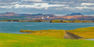 AKUREYRI, ICELAND - 31 Ağustos 2023: İzlanda sanayii ekonomik faaliyetin 25 'i iken, hizmetler 70' e yakın. Turizm sektörü, özellikle eko-turizm ve balina izleme alanlarında büyüyor.