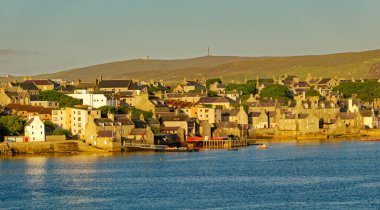 INVERGORDON, SCOTLAND - 4 Eylül 2023: Invergordon İskoçya 'nın Highland eyaletinde yer alan bir kasabadır. Eski deniz üssü, İskoçya 'daki turlar için seyahat gemileri tarafından ziyaret edilen derin bir su limanı..