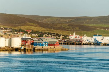 INVERGORDON, SCOTLAND - 4 Eylül 2023: Invergordon İskoçya 'nın Highland eyaletinde yer alan bir kasabadır. Eski deniz üssü, İskoçya 'daki turlar için seyahat gemileri tarafından ziyaret edilen derin bir su limanı..
