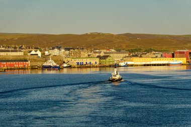 INVERGORDON, SCOTLAND - 4 Eylül 2023: Invergordon İskoçya 'nın Highland eyaletinde yer alan bir kasabadır. Eski deniz üssü, İskoçya 'daki turlar için seyahat gemileri tarafından ziyaret edilen derin bir su limanı..