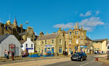 LERWICK, SCOTLAND - 5 Eylül 2023: Lerwick, İskoçya 'nın Shetland takımadalarının ana şehri ve limanıdır. Lerwick 'in 7000 sakini var ama 2 yolcu gemisi nüfusu kolayca ikiye katlıyor..