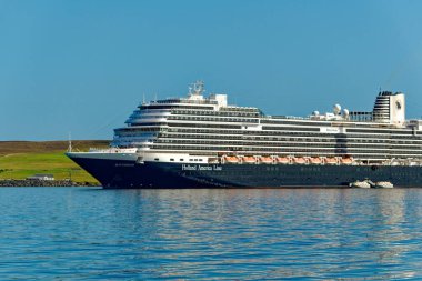 LERWICK, SCOTLAND - 5 Eylül 2023: Lerwick, İskoçya 'nın Shetland takımadalarının ana şehri ve limanıdır. Lerwick 'in 7000 sakini var ama 2 yolcu gemisi nüfusu kolayca ikiye katlıyor..