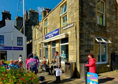 LERWICK, SCOTLAND - 5 Eylül 2023: Lerwick, İskoçya 'nın Shetland takımadalarının ana şehri ve limanıdır. Lerwick 'in 7000 sakini var ama 2 yolcu gemisi nüfusu kolayca ikiye katlıyor..