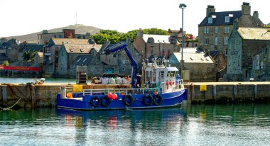 LERWICK, SCOTLAND - 5 Eylül 2023: Lerwick, İskoçya 'nın Shetland takımadalarının ana şehri ve limanıdır. Lerwick 'in 7000 sakini var ama 2 yolcu gemisi nüfusu kolayca ikiye katlıyor..
