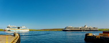 LERWICK, SCOTLAND - 5 Eylül 2023: Lerwick, İskoçya 'nın Shetland takımadalarının ana şehri ve limanıdır. Lerwick 'in 7000 sakini var ama 2 yolcu gemisi nüfusu kolayca ikiye katlıyor..