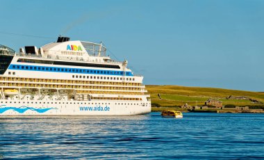 LERWICK, SCOTLAND - 5 Eylül 2023: Lerwick, İskoçya 'nın Shetland takımadalarının ana şehri ve limanıdır. Lerwick 'in 7000 sakini var ama 2 yolcu gemisi nüfusu kolayca ikiye katlıyor..