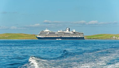 LERWICK, SCOTLAND - 5 Eylül 2023: Lerwick, İskoçya 'nın Shetland takımadalarının ana şehri ve limanıdır. Lerwick 'in 7000 sakini var ama 2 yolcu gemisi nüfusu kolayca ikiye katlıyor..