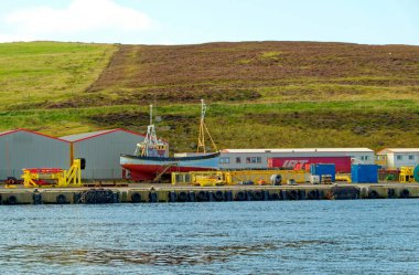 LERWICK, SCOTLAND - 5 Eylül 2023: Lerwick, İskoçya 'nın Shetland takımadalarının ana şehri ve limanıdır. Lerwick 'in 7000 sakini var ama 2 yolcu gemisi nüfusu kolayca ikiye katlıyor..