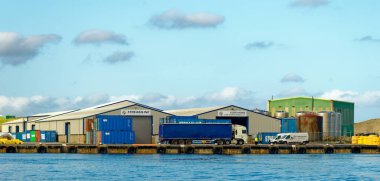 LERWICK, SCOTLAND - 5 Eylül 2023: Lerwick, İskoçya 'nın Shetland takımadalarının ana şehri ve limanıdır. Lerwick 'in 7000 sakini var ama 2 yolcu gemisi nüfusu kolayca ikiye katlıyor..