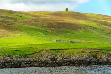LERWICK, SCOTLAND - 5 Eylül 2023: Lerwick, İskoçya 'nın Shetland takımadalarının ana şehri ve limanıdır. Lerwick 'in 7000 sakini var ama 2 yolcu gemisi nüfusu kolayca ikiye katlıyor..