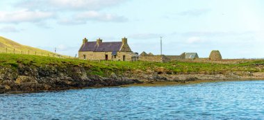 LERWICK, SCOTLAND - 5 Eylül 2023: Lerwick, İskoçya 'nın Shetland takımadalarının ana şehri ve limanıdır. Lerwick 'in 7000 sakini var ama 2 yolcu gemisi nüfusu kolayca ikiye katlıyor..