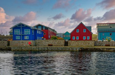 LERWICK, SCOTLAND - 5 Eylül 2023: Lerwick, İskoçya 'nın Shetland takımadalarının ana şehri ve limanıdır. Lerwick 'in 7000 sakini var ama 2 yolcu gemisi nüfusu kolayca ikiye katlıyor..