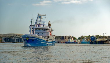 LERWICK, SCOTLAND - 5 Eylül 2023: Lerwick, İskoçya 'nın Shetland takımadalarının ana şehri ve limanıdır. Lerwick 'in 7000 sakini var ama 2 yolcu gemisi nüfusu kolayca ikiye katlıyor..