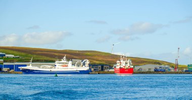 LERWICK, SCOTLAND - 5 Eylül 2023: Lerwick, İskoçya 'nın Shetland takımadalarının ana şehri ve limanıdır. Lerwick 'in 7000 sakini var ama 2 yolcu gemisi nüfusu kolayca ikiye katlıyor..