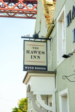 EDINBURGH, SCOTLAND - 6 Eylül 2023: Edinburgh bir Dünya Mirası Sitesi olduğu için, turizm büyük bir endüstri ve Edinburgh Festivalleri ve yolcu gemileri milyonlarca ziyaretçi getiriyor.