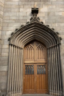 EDINBURGH, SCOTLAND - 6 Eylül 2023: Edinburgh bir Dünya Mirası Sitesi olduğu için, turizm büyük bir endüstri ve Edinburgh Festivalleri ve yolcu gemileri milyonlarca ziyaretçi getiriyor.