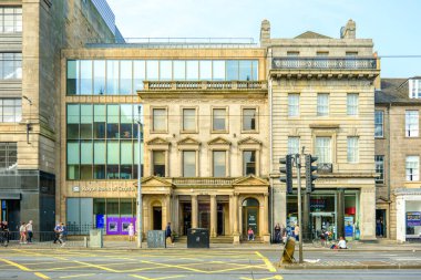 EDINBURGH, SCOTLAND - 6 Eylül 2023: Edinburgh bir Dünya Mirası Sitesi olduğu için, turizm büyük bir endüstri ve Edinburgh Festivalleri ve yolcu gemileri milyonlarca ziyaretçi getiriyor.