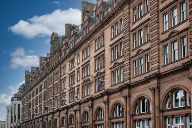 EDINBURGH, SCOTLAND - 6 Eylül 2023: Edinburgh bir Dünya Mirası Sitesi olduğu için, turizm büyük bir endüstri ve Edinburgh Festivalleri ve yolcu gemileri milyonlarca ziyaretçi getiriyor.