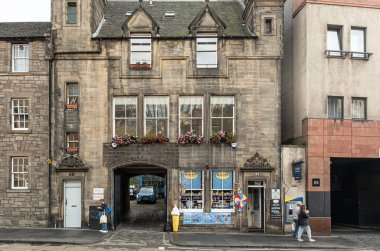 EDINBURGH, SCOTLAND - 6 Eylül 2023: Edinburgh bir Dünya Mirası Sitesi olduğu için, turizm büyük bir endüstri ve Edinburgh Festivalleri ve yolcu gemileri milyonlarca ziyaretçi getiriyor.
