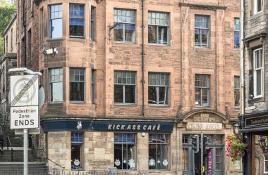 EDINBURGH, SCOTLAND - 6 Eylül 2023: Edinburgh bir Dünya Mirası Sitesi olduğu için, turizm büyük bir endüstri ve Edinburgh Festivalleri ve yolcu gemileri milyonlarca ziyaretçi getiriyor.