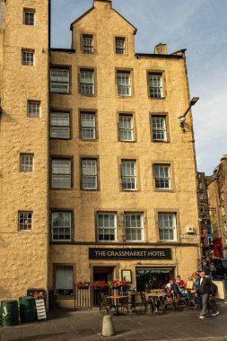 EDINBURGH, SCOTLAND - 6 Eylül 2023: Edinburgh bir Dünya Mirası Sitesi olduğu için, turizm büyük bir endüstri ve Edinburgh Festivalleri ve yolcu gemileri milyonlarca ziyaretçi getiriyor.