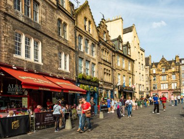EDINBURGH, SCOTLAND - 6 Eylül 2023: Edinburgh bir Dünya Mirası Sitesi olduğu için, turizm büyük bir endüstri ve Edinburgh Festivalleri ve yolcu gemileri milyonlarca ziyaretçi getiriyor.