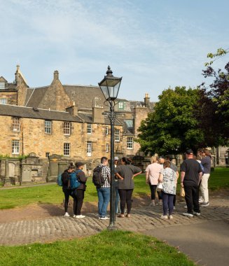 EDINBURGH, SCOTLAND - 6 Eylül 2023: Edinburgh bir Dünya Mirası Sitesi olduğu için, turizm büyük bir endüstri ve Edinburgh Festivalleri ve yolcu gemileri milyonlarca ziyaretçi getiriyor.