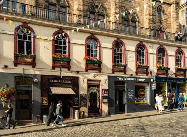 EDINBURGH, SCOTLAND - 6 Eylül 2023: Edinburgh bir Dünya Mirası Sitesi olduğu için, turizm büyük bir endüstri ve Edinburgh Festivalleri ve yolcu gemileri milyonlarca ziyaretçi getiriyor.