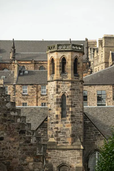EDINBURGH, SCOTLAND - 6 Eylül 2023: Edinburgh bir Dünya Mirası Sitesi olduğu için, turizm büyük bir endüstri ve Edinburgh Festivalleri ve yolcu gemileri milyonlarca ziyaretçi getiriyor.