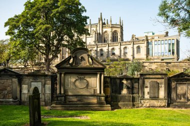 EDINBURGH, SCOTLAND - 6 Eylül 2023: Edinburgh bir Dünya Mirası Sitesi olduğu için, turizm büyük bir endüstri ve Edinburgh Festivalleri ve yolcu gemileri milyonlarca ziyaretçi getiriyor.