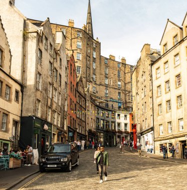 EDINBURGH, SCOTLAND - 6 Eylül 2023: Edinburgh bir Dünya Mirası Sitesi olduğu için, turizm büyük bir endüstri ve Edinburgh Festivalleri ve yolcu gemileri milyonlarca ziyaretçi getiriyor.