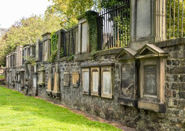 EDINBURGH, SCOTLAND - 6 Eylül 2023: Edinburgh bir Dünya Mirası Sitesi olduğu için, turizm büyük bir endüstri ve Edinburgh Festivalleri ve yolcu gemileri milyonlarca ziyaretçi getiriyor.